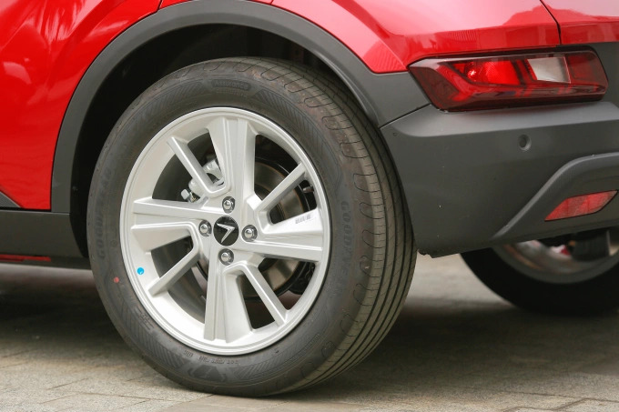 Mâm, lốp tại đại lý Toyota Vinh