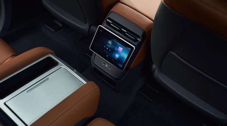 Màn hình cảm ứng tại đại lý Toyota Vinh