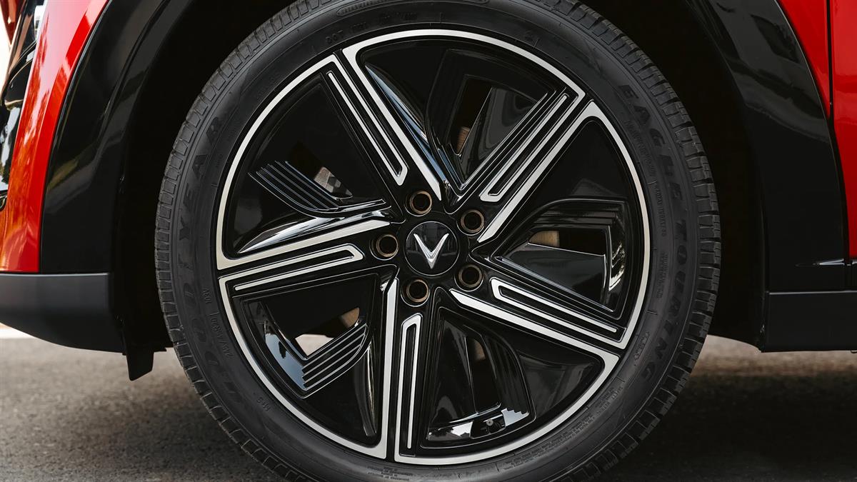 Thân xe với đường gân dập nổi tại đại lý Toyota Vinh